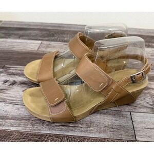 Clarks Women's Leather Wedge Sandals Size 8M‎ Tan Adjustable Strap Comfort Shoes
